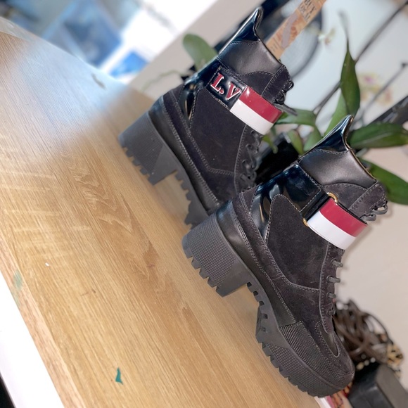 !Authentic! Louis Vuitton suede and leather boots - Picture 2 of 10